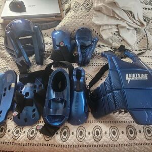 Lightning Martial Arts Child’s Sparring Gear Taekwondo & Uniform SZ Small Medium